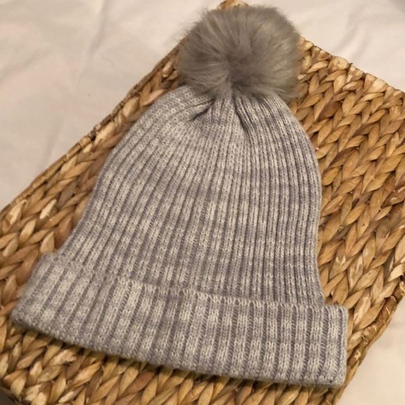 Pom Pom hat - Picture 1 of 2